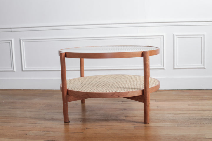 Table basse Chikoo ronde en bois de cerisier et rotin - Fainko