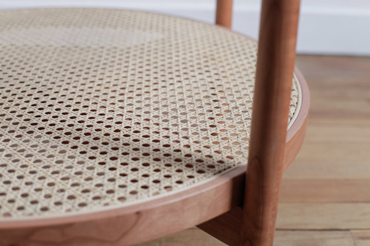 Table basse Chikoo ronde en bois de cerisier et rotin - Fainko