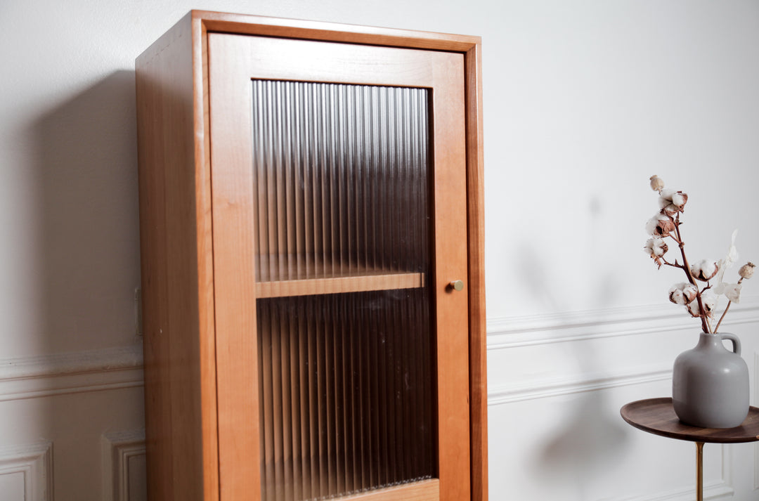 Vitrine vintage Quint en bois de Cerisier avec 2 tiroirs - Fainko