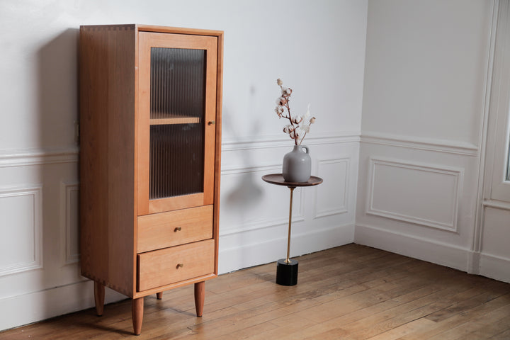Vitrine vintage Quint en bois de Cerisier avec 2 tiroirs - Fainko