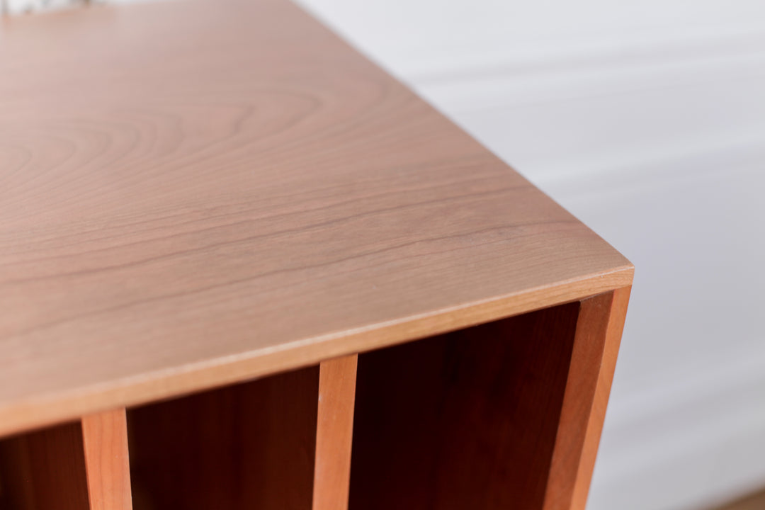 Table de chevet porte-revue Sazine en bois de Cerisier - Fainko