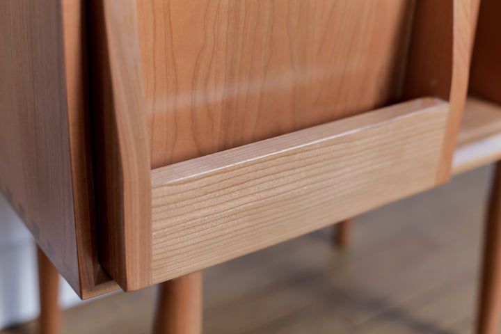 Table de chevet porte-revue Sazine en bois de Cerisier - Fainko