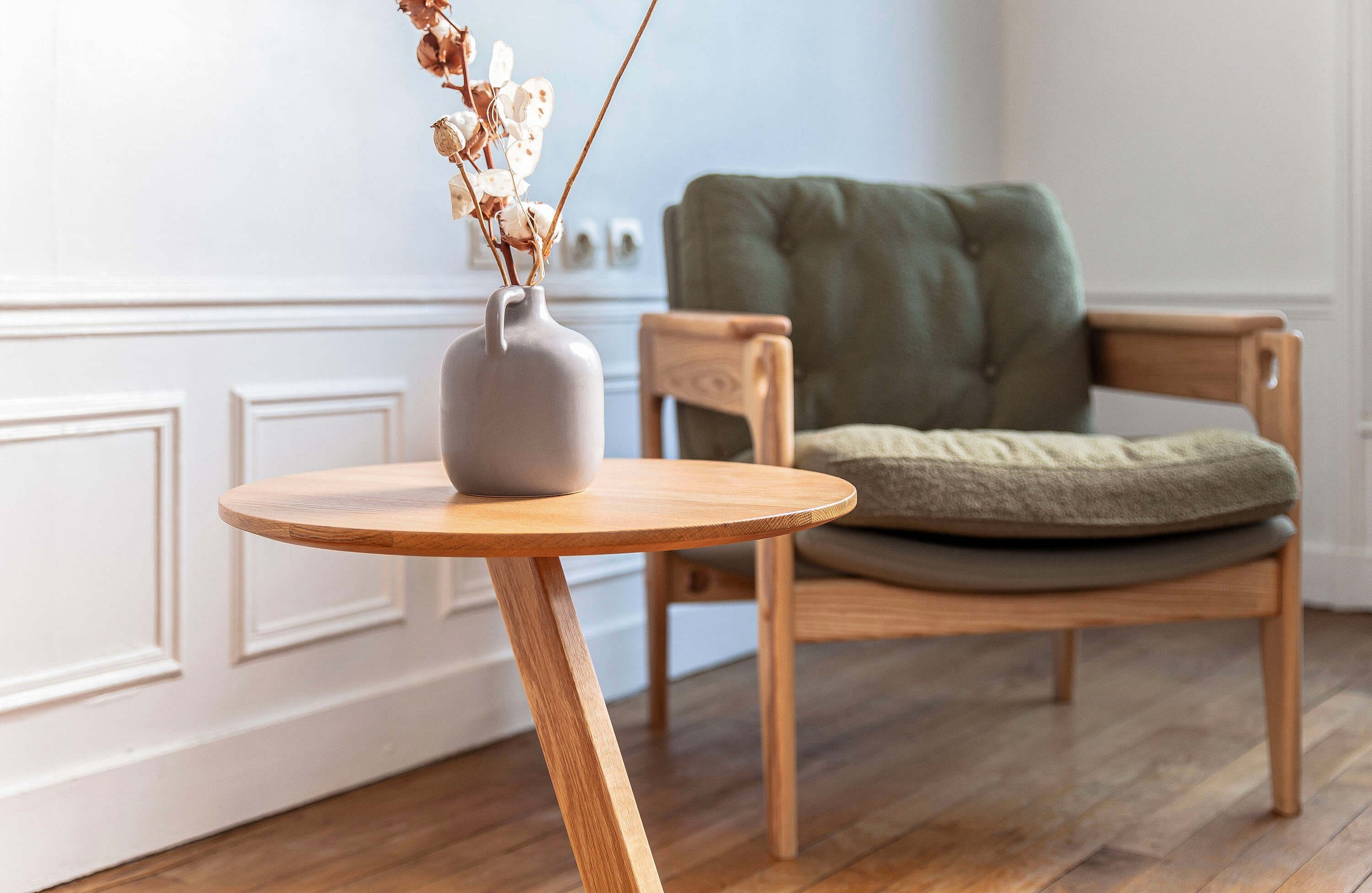 Fainko-paris-ile-de-france-fauteuil-yosi-table-d-appoint-meuble-design-bois-massif-chaise